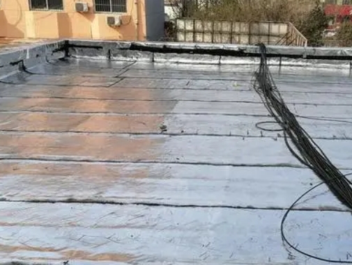 景泰卫生间漏水维修公司分享下景泰屋面楼顶防水刚性防水层施工要点。